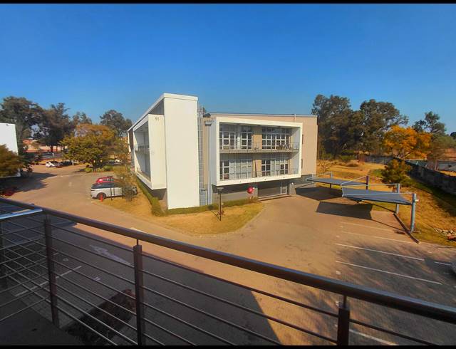 183M² OFFICE TO LET IN CHARTWELL